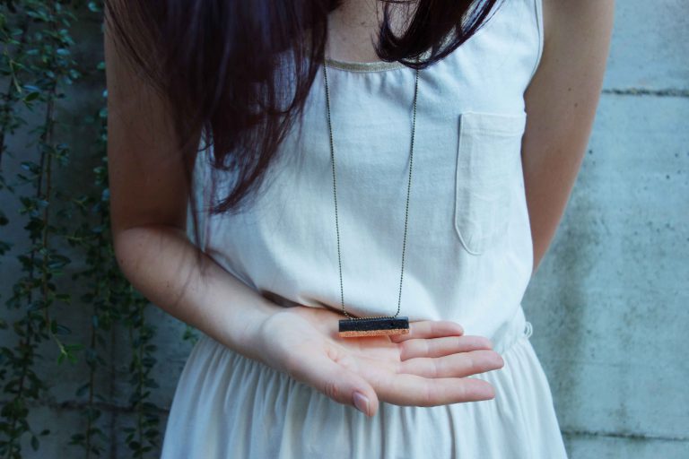 collana in cemento nero