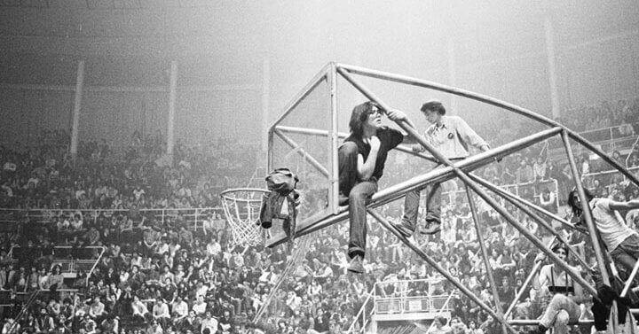 Pensatevi Liberi. Bologna Rock 1979 Scatto dalla serata di Bologna Rock 1979, il pubblico si arrampica sul canestro