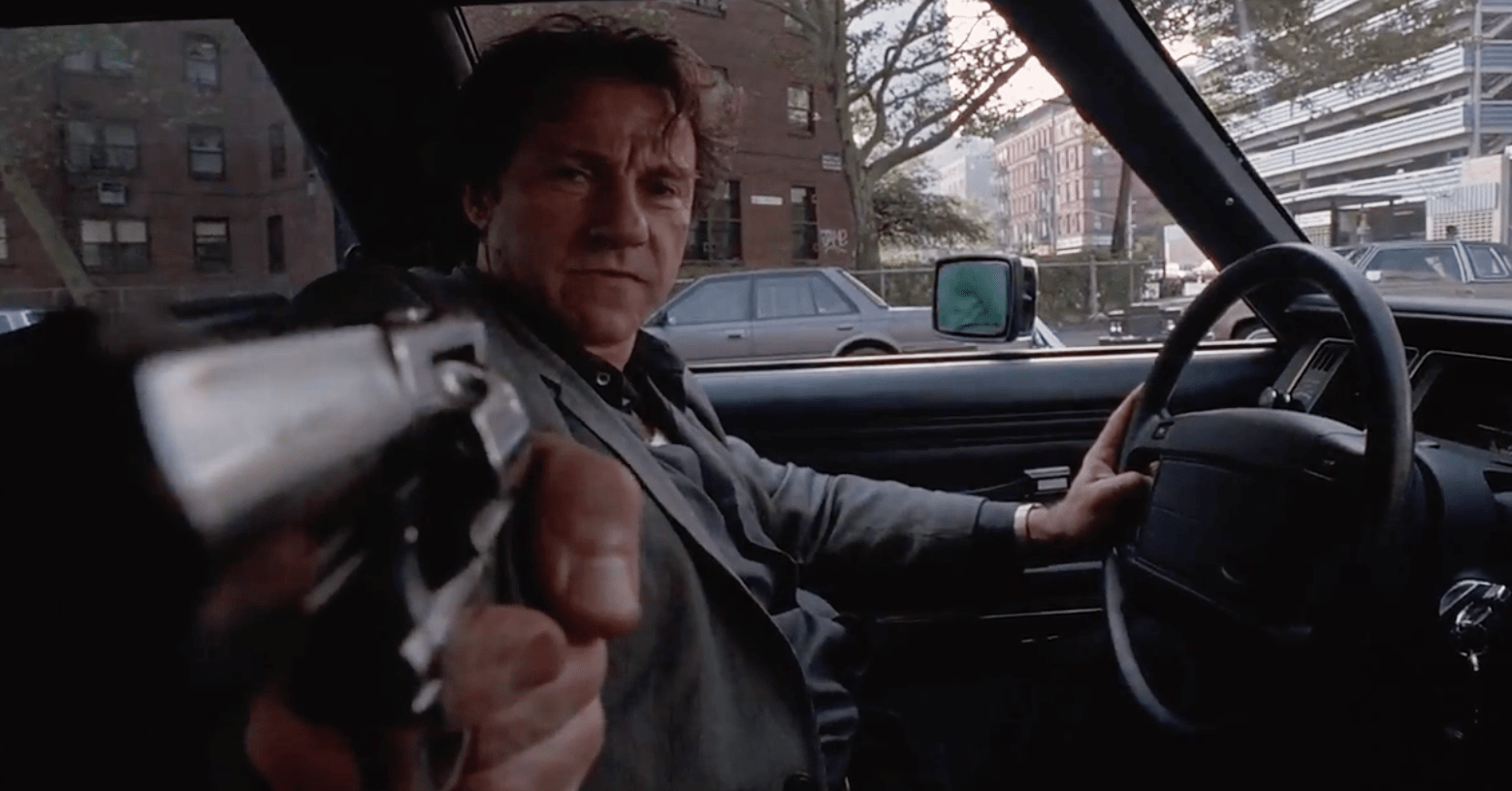 Harvey Keitel ne "Il cattivo tenente" di Abel Ferrara Frame dal film "Il cattivo tenente" di Abel Ferrara, Harvey Keitel in macchina punta la pistola vetro lo spettatore