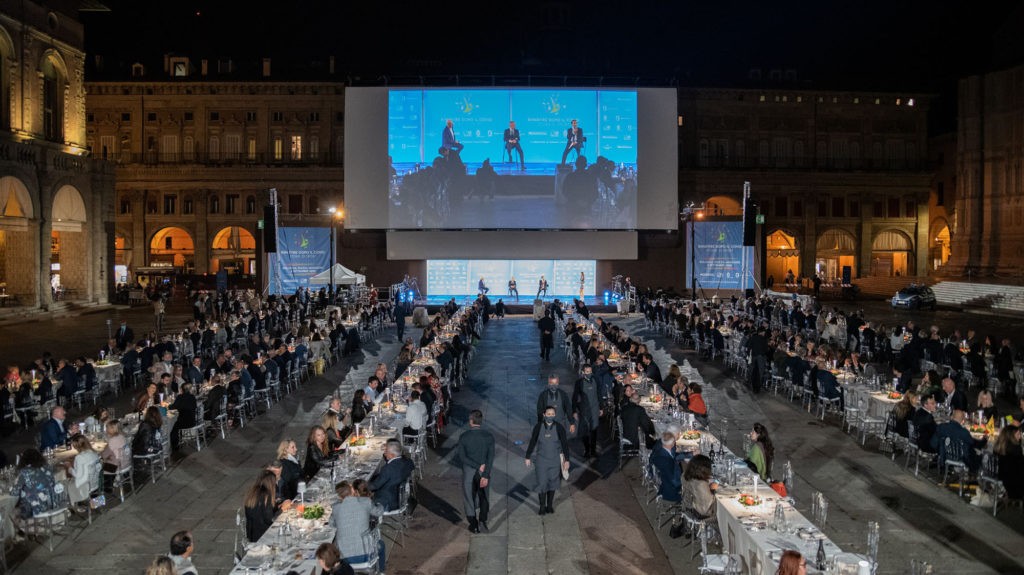 Cena-piazza-maggiore-bologna-copertina