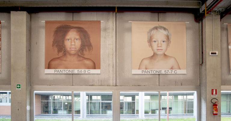installazione-mostra-humanae-di-angelica-dass-presso-itis-belluzzi-fioravanti-foto-phmuseum-copertina