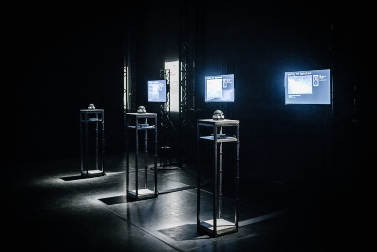 Dries Depoorter, Jaywalking, exhibit al Mirage Festival, 2019. Ph. Marion Bornaz