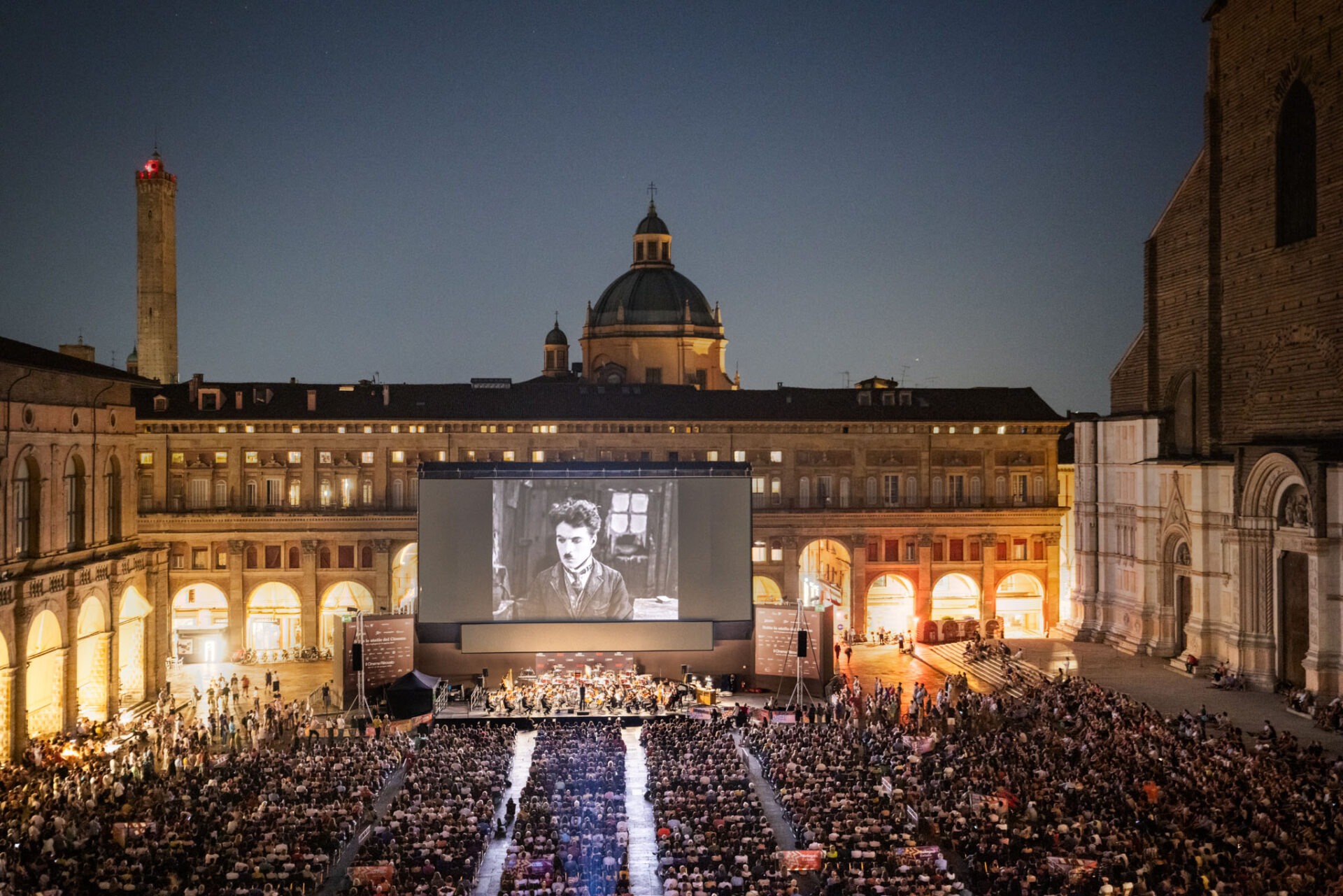piazza_maggiore_chaplin_febbre_oro